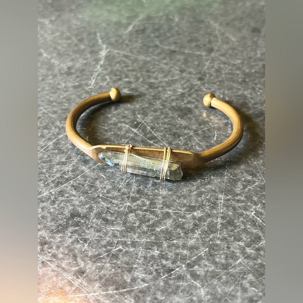 Handmade brass raw quartz crystal bracelet - Picture 2 of 9
